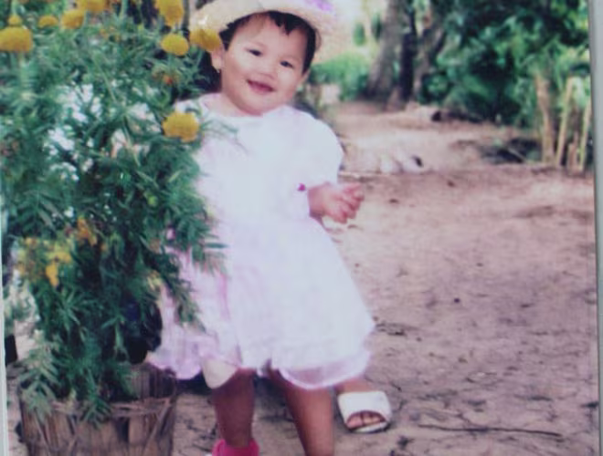 Lúc 9 tháng tuổi, cả nhà Ánh Viên được một phen hoảng loạn khi cô bé bị sốt xuất huyết rất nặng. Bà Ánh Hồng, mẹ của Ánh Viên kể lại chuyện thật mà như đùa: “Lúc vào viện, vì con bé quá mập, tay chân ngấn thịt nên bác sĩ tìm mãi không thấy ven để truyền nước. Rồi người ta phải cạo đầu con bé để truyền nước qua mạch máu trên da đầu. May mắn nên sau đận đó, Ánh Viên chẳng còn ốm đau gì nữa”. Lúc 9 tháng tuổi, cả nhà Ánh Viên được một phen hoảng loạn khi cô bé bị sốt xuất huyết rất nặng. Bà Ánh Hồng, mẹ của Ánh Viên kể lại chuyện thật mà như đùa: “Lúc vào viện, vì con bé quá mập, tay chân ngấn thịt nên bác sĩ tìm mãi không thấy ven để truyền nước. Rồi người ta phải cạo đầu con bé để truyền nước qua mạch máu trên da đầu. May mắn nên sau đận đó, Ánh Viên chẳng còn ốm đau gì nữa”.