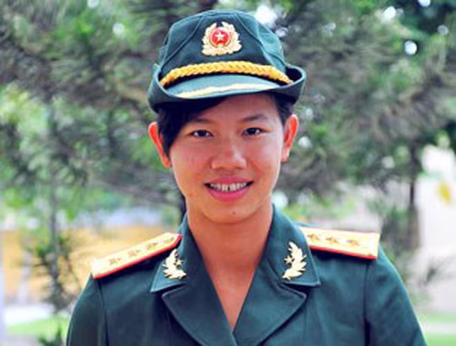 Ở tuổi 19 (cách đây 2 năm), Ánh Viên đã đeo quân hàm Đại úy. Nguyên Thứ trưởng Bộ Quốc phòng, Thượng tướng Nguyễn Huy Hiệu cũng ngạc nhiên vì thành tích này: “Trong sự nghiệp quân nhân của mình, tôi chưa bao giờ gặp một người 19 tuổi nào đã mang quân hàm Đại úy như Ánh Viên”. Năm 2015, cô là Đại úy quân đội trẻ nhất tại Việt Nam và được trao tặng Huân chương Lao động hạng Nhì. Ở tuổi 19 (cách đây 2 năm), Ánh Viên đã đeo quân hàm Đại úy. Nguyên Thứ trưởng Bộ Quốc phòng, Thượng tướng Nguyễn Huy Hiệu cũng ngạc nhiên vì thành tích này: “Trong sự nghiệp quân nhân của mình, tôi chưa bao giờ gặp một người 19 tuổi nào đã mang quân hàm Đại úy như Ánh Viên”. Năm 2015, cô là Đại úy quân đội trẻ nhất tại Việt Nam và được trao tặng Huân chương Lao động hạng Nhì.