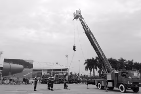 Nữ chiến sĩ dũng cảm, mưu trí ở những nơi nguy hiểm, đổ nát ảnh 2 Nữ chiến sĩ dũng cảm, mưu trí ở những nơi nguy hiểm, đổ nát ảnh 2