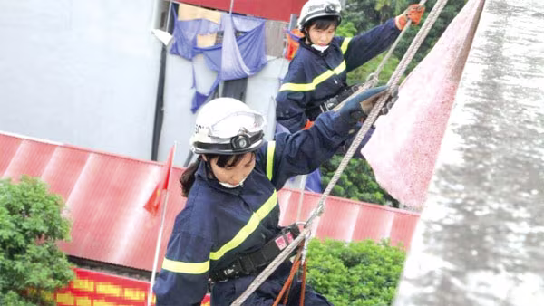 Nữ chiến sĩ dũng cảm, mưu trí ở những nơi nguy hiểm, đổ nát ảnh 1 Nữ chiến sĩ dũng cảm, mưu trí ở những nơi nguy hiểm, đổ nát ảnh 1