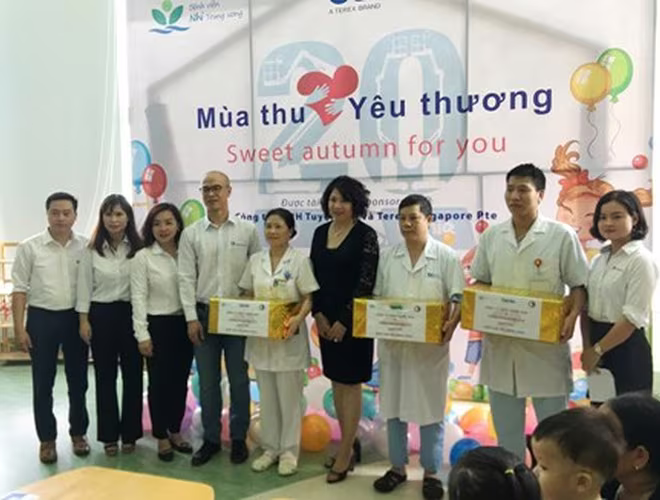Tập đoàn Terex và Công ty TNHH Tuyết Nga trao cho bệnh viện 3 máy bơm tiêm điện Tập đoàn Terex và Công ty TNHH Tuyết Nga trao cho bệnh viện 3 máy bơm tiêm điện