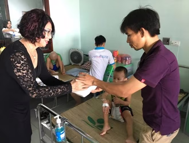 Đại diện các đơn vị trao suất cơm miễn phí tại giường các bệnh nhi Đại diện các đơn vị trao suất cơm miễn phí tại giường các bệnh nhi