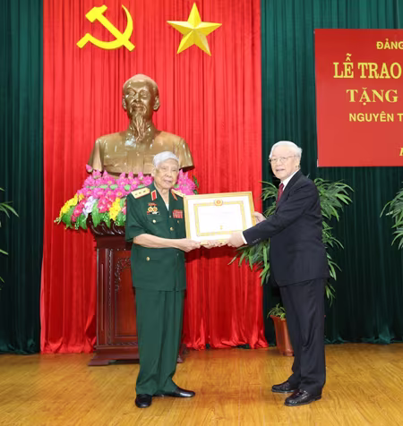 Tổng Bí thư, Chủ tịch nước trao phần thưởng cao quý tặng đồng chí Lê Khả Phiêu ảnh 1 Tổng Bí thư, Chủ tịch nước trao phần thưởng cao quý tặng đồng chí Lê Khả Phiêu ảnh 1