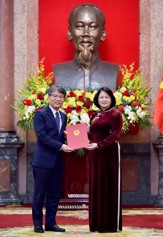 Những gương mặt Đại sứ mới của Việt Nam vừa được Chủ tịch nước bổ nhiệm ảnh 18