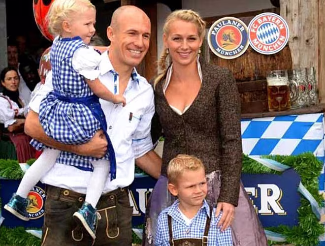 Cựu sao Chelsea, Real Madrid và Bayern Munich - Arjen Robben thông báo vợ của mình là Bernadien Eillert dương tính với SASR-CoV-2 và trải qua quãng thời gian vật lộn với sức khỏe. Rất may là Robben cũng như các con của anh không bị lây nhiễm.