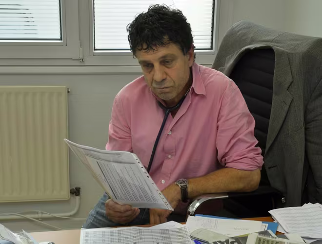 Bác sĩ Bernard Gonzalez (60 tuổi) của CLB Reims tại Pháp tự tử sau khi được xác định nhiễm Covid-19. Ông Gonzalez được cho là đã để lại thư tuyệt mệnh và chọn cái chết khi biết mình không nằm trong nhóm được ưu tiên chữa trị.