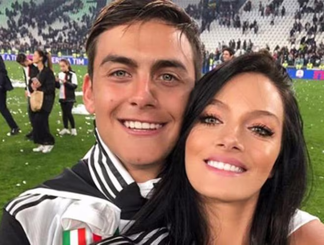 Tiền đạo của Juventus - Paulo Dybala bị nhiễm Covid-19 và còn lây cho bạn gái Oriana Sabatini. Rất may là sức khỏe của cả hai lúc này đã ổn định trở lại.