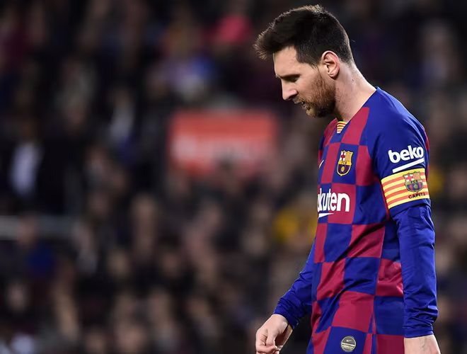 Không chỉ ảnh hưởng về sức khỏe, các đội bóng trên thế giới đều cắt giảm lương cầu thủ. Barcelona và Atletico Madrid ở La Liga là 2 trong số những đội bị giảm nhiều nhất, tới 70% lương.