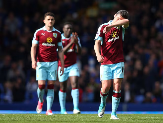 Bị cắt giảm thu nhập vẫn còn là may khi mà CLB Burnley ở giải Ngoại hạng Anh đang phải đối mặt với nguy cơ phá sản. Đội bóng xếp thứ 10 trên bảng xếp hạng gặp rất nhiều khó khăn về tài chính và sẽ không thể tiếp tục vận hành nếu dịch bệnh không có dấu hiệu khả quan.