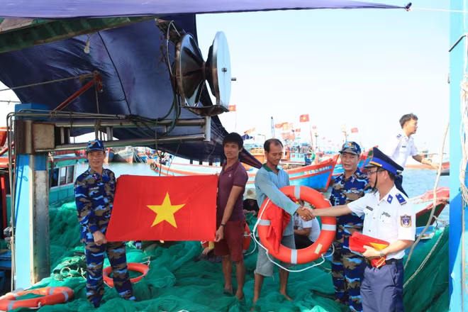 Ra khơi bám biển, kiên quyết kiên trì bảo vệ chủ quyền Tổ quốc trên biển ảnh 1 Ra khơi bám biển, kiên quyết kiên trì bảo vệ chủ quyền Tổ quốc trên biển ảnh 1