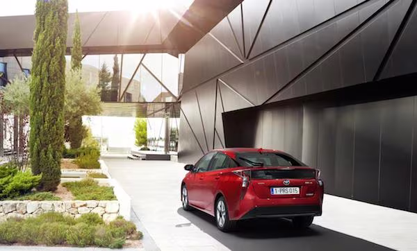 Toyota Prius mới: Thiết kế phá cách, tiết kiệm nhiên liệu ảnh 7 Toyota Prius mới: Thiết kế phá cách, tiết kiệm nhiên liệu ảnh 7