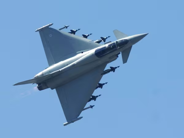 NATO điều Typhoon mang đầy vũ khí đến tuần tra sát biên giới Nga ảnh 1