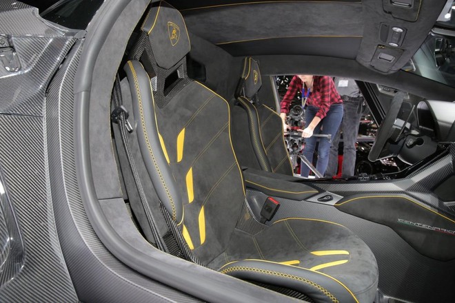 Lamborghini Centenario chính thức xuất hiện với giá bán 1,9 triệu USD ảnh 4 Lamborghini Centenario chính thức xuất hiện với giá bán 1,9 triệu USD ảnh 4