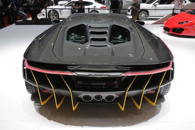 Lamborghini Centenario chính thức xuất hiện với giá bán 1,9 triệu USD ảnh 8 Lamborghini Centenario chính thức xuất hiện với giá bán 1,9 triệu USD ảnh 8