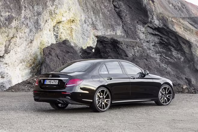 Mercedes-AMG E43: Mạnh mẽ và sang trọng ảnh 5 Mercedes-AMG E43: Mạnh mẽ và sang trọng ảnh 5