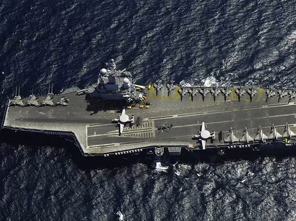 Tiêm kích Rafale cất cánh từ tàu sân bay Charles de Gaulle không kích IS ảnh 1