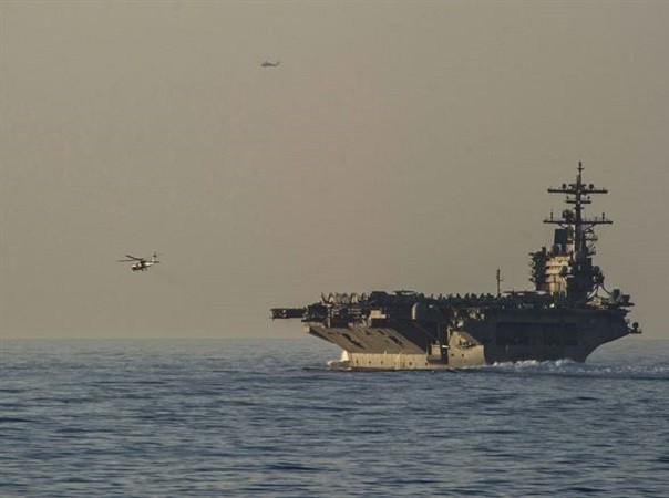 Gần 20 chiến hạm Iran theo dõi tàu sân bay Mỹ đi qua eo biển Hormuz ảnh 1 Gần 20 chiến hạm Iran theo dõi tàu sân bay Mỹ đi qua eo biển Hormuz ảnh 1