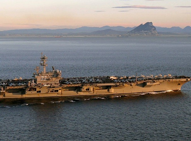 Mỹ cáo buộc Iran quấy rối tàu chiến ở eo biển Hormuz ảnh 1 Mỹ cáo buộc Iran quấy rối tàu chiến ở eo biển Hormuz ảnh 1