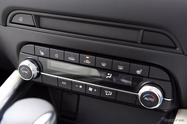 Ở phiên bản mới, cụm nút chỉnh hệ thống điều hòa đã có có kích thước nhỏ hơn, ngoài ra, ghế lái được trang bị cả tính năng sưởi và thông gió. Ở phiên bản mới, cụm nút chỉnh hệ thống điều hòa đã có có kích thước nhỏ hơn, ngoài ra, ghế lái được trang bị cả tính năng sưởi và thông gió.