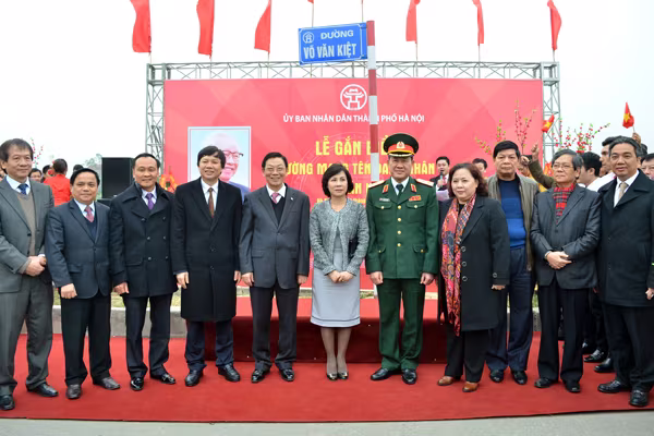 Gắn biển 3 tuyến đường mang tên danh nhân Võ Chí Công, Võ Văn Kiệt và Đại tướng Võ Nguyên Giáp ảnh 4 Gắn biển 3 tuyến đường mang tên danh nhân Võ Chí Công, Võ Văn Kiệt và Đại tướng Võ Nguyên Giáp ảnh 4