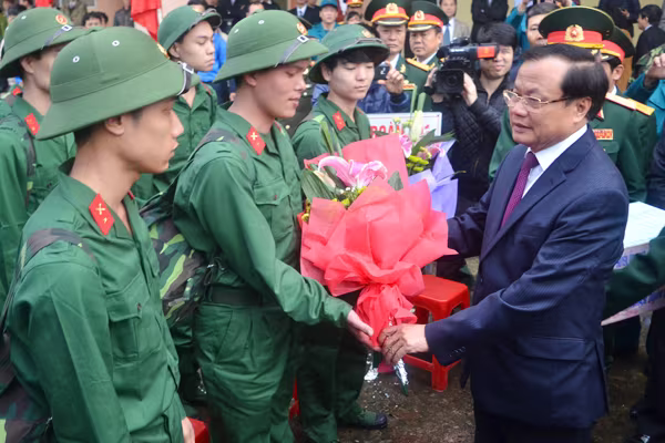 Bí thư Thành uỷ Phạm Quang Nghị động viên tân binh lên đường nhập ngũ ảnh 3