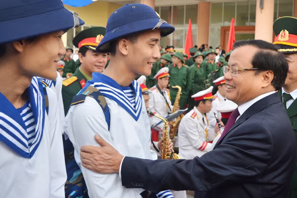 Bí thư Thành uỷ Phạm Quang Nghị động viên tân binh lên đường nhập ngũ ảnh 2