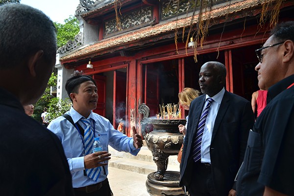 90 đại biểu, nghị sỹ IPU 132 thăm đền Ngọc Sơn ảnh 4 90 đại biểu, nghị sỹ IPU 132 thăm đền Ngọc Sơn ảnh 4