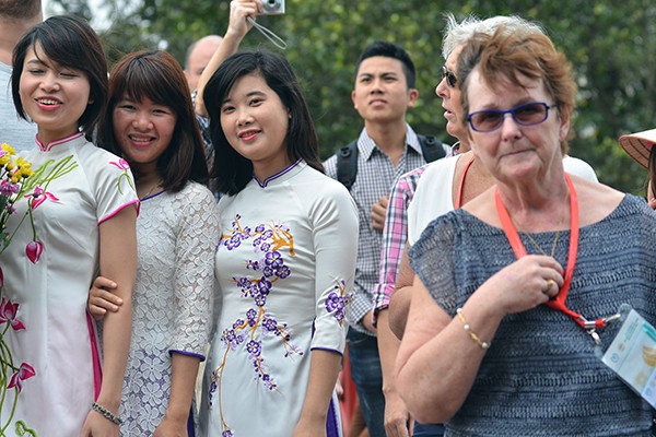 90 đại biểu, nghị sỹ IPU 132 thăm đền Ngọc Sơn ảnh 3 90 đại biểu, nghị sỹ IPU 132 thăm đền Ngọc Sơn ảnh 3