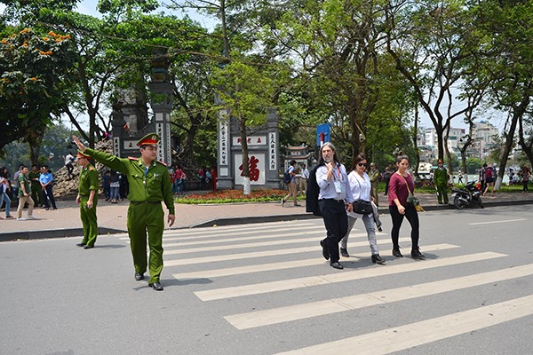 90 đại biểu, nghị sỹ IPU 132 thăm đền Ngọc Sơn ảnh 13 90 đại biểu, nghị sỹ IPU 132 thăm đền Ngọc Sơn ảnh 13