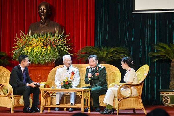 Cuộc hội ngộ của những người lính viết nên bản anh hùng ca vang mãi ảnh 5 Cuộc hội ngộ của những người lính viết nên bản anh hùng ca vang mãi ảnh 5