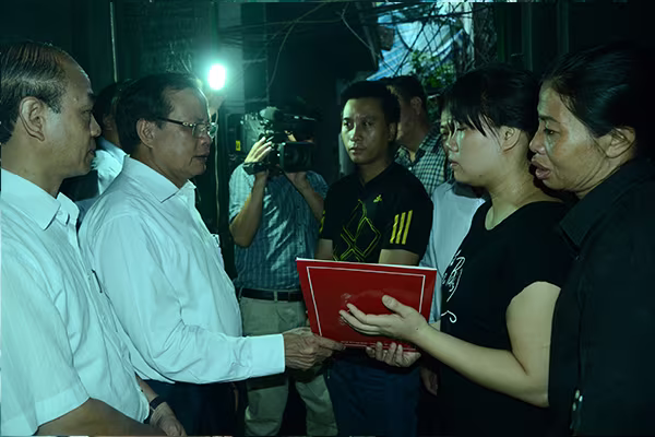 Bí thư Thành ủy Phạm Quang Nghị thăm hỏi gia đình nạn nhân vụ cháy tại đường Hoàng Mai ảnh 3 Bí thư Thành ủy Phạm Quang Nghị thăm hỏi gia đình nạn nhân vụ cháy tại đường Hoàng Mai ảnh 3