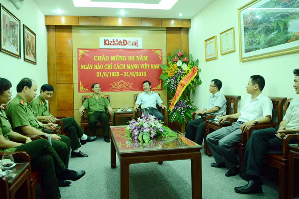 Lãnh đạo CATP Hà Nội thăm, chúc mừng các cơ quan báo chí ảnh 5