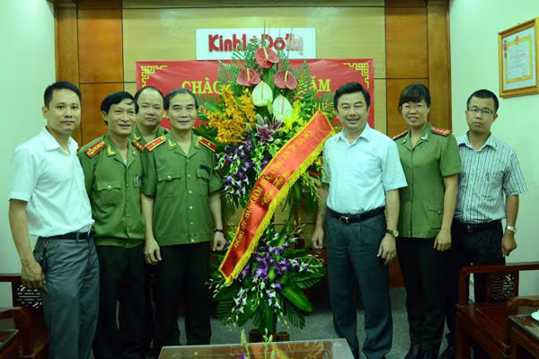 Lãnh đạo CATP Hà Nội thăm, chúc mừng các cơ quan báo chí ảnh 4
