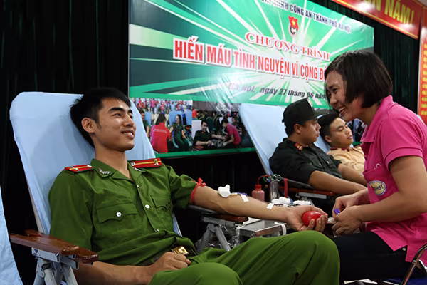 Tuổi trẻ Công an Thủ đô hiến máu vì cộng đồng: Một giọt máu cho đi... ảnh 9 Tuổi trẻ Công an Thủ đô hiến máu vì cộng đồng: Một giọt máu cho đi... ảnh 9