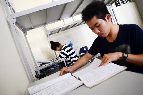 Sĩ tử đội nắng đổ về Hà Nội dự thi ảnh 13 Sĩ tử đội nắng đổ về Hà Nội dự thi ảnh 13