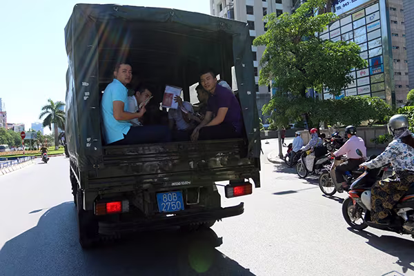 Làm thủ tục dự thi xong, sĩ tử đổ về Văn Miếu cầu may ảnh 5