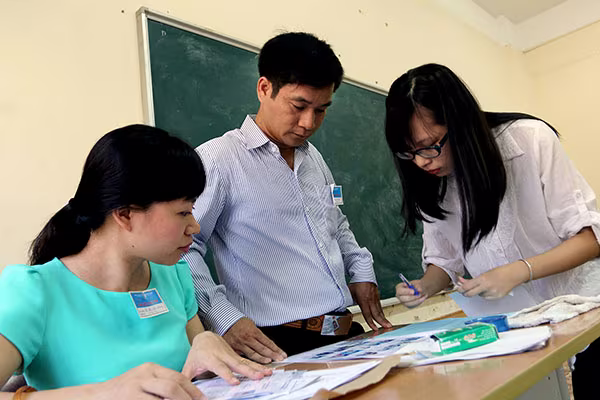 Làm thủ tục dự thi xong, sĩ tử đổ về Văn Miếu cầu may ảnh 3