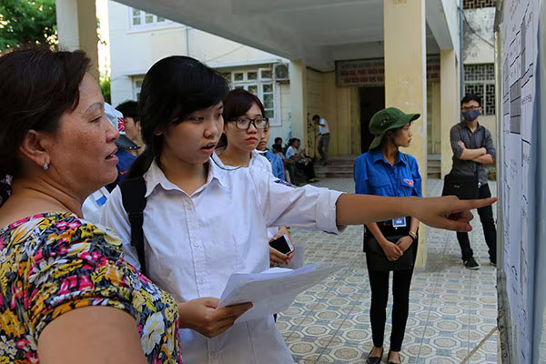 Làm thủ tục dự thi xong, sĩ tử đổ về Văn Miếu cầu may ảnh 2 Làm thủ tục dự thi xong, sĩ tử đổ về Văn Miếu cầu may ảnh 2