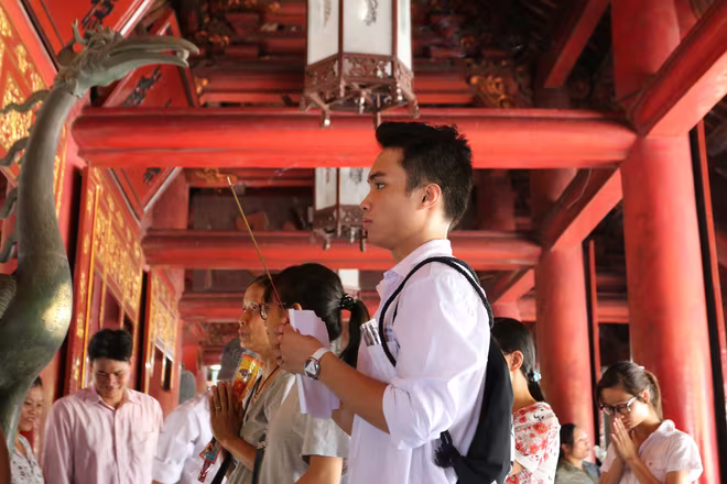 Làm thủ tục dự thi xong, sĩ tử đổ về Văn Miếu cầu may ảnh 9