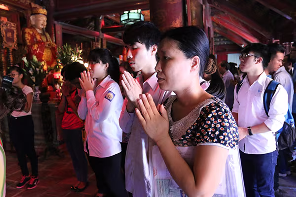 Làm thủ tục dự thi xong, sĩ tử đổ về Văn Miếu cầu may ảnh 8