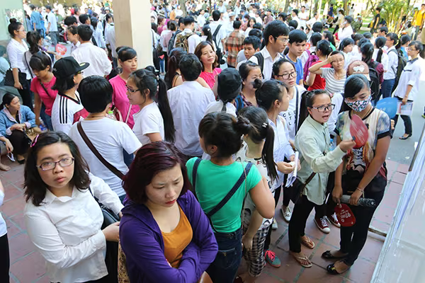 Làm thủ tục dự thi xong, sĩ tử đổ về Văn Miếu cầu may ảnh 4