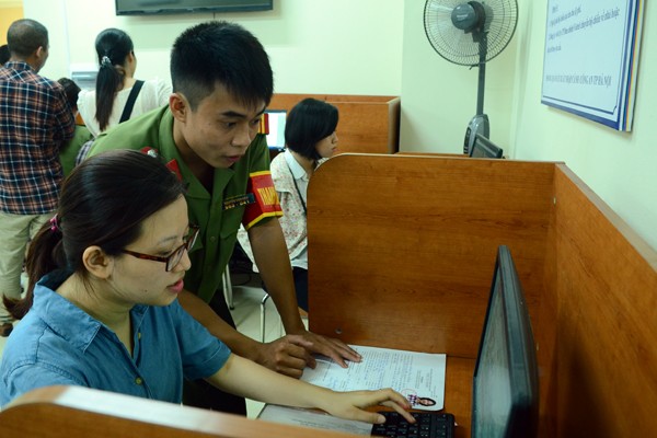 Cán bộ chiến sỹ Công an Hà Nội chào người dân khi vào giờ làm việc và phục vụ nhân dân ảnh 6 Cán bộ chiến sỹ Công an Hà Nội chào người dân khi vào giờ làm việc và phục vụ nhân dân ảnh 6