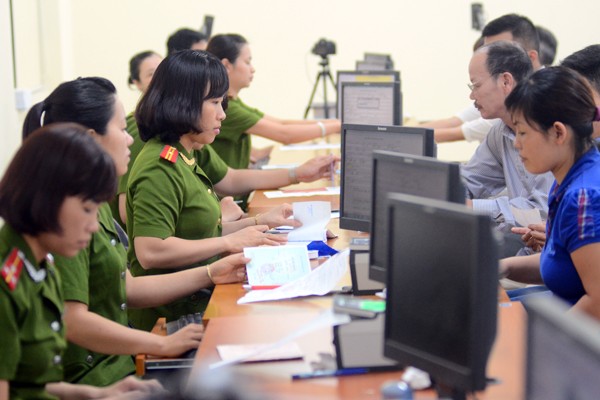 Cán bộ chiến sỹ Công an Hà Nội chào người dân khi vào giờ làm việc và phục vụ nhân dân ảnh 9 Cán bộ chiến sỹ Công an Hà Nội chào người dân khi vào giờ làm việc và phục vụ nhân dân ảnh 9