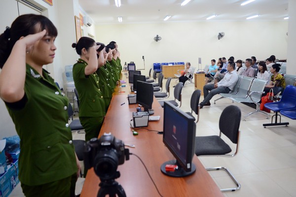 Cán bộ chiến sỹ Công an Hà Nội chào người dân khi vào giờ làm việc và phục vụ nhân dân ảnh 2 Cán bộ chiến sỹ Công an Hà Nội chào người dân khi vào giờ làm việc và phục vụ nhân dân ảnh 2