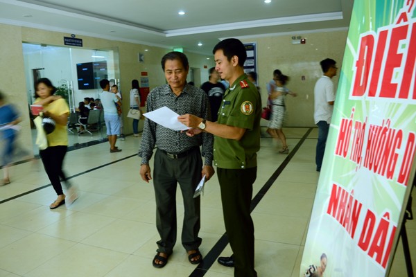 Cán bộ chiến sỹ Công an Hà Nội chào người dân khi vào giờ làm việc và phục vụ nhân dân ảnh 7 Cán bộ chiến sỹ Công an Hà Nội chào người dân khi vào giờ làm việc và phục vụ nhân dân ảnh 7