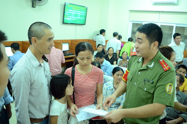 Cán bộ chiến sỹ Công an Hà Nội chào người dân khi vào giờ làm việc và phục vụ nhân dân ảnh 5 Cán bộ chiến sỹ Công an Hà Nội chào người dân khi vào giờ làm việc và phục vụ nhân dân ảnh 5