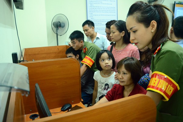 Cán bộ chiến sỹ Công an Hà Nội chào người dân khi vào giờ làm việc và phục vụ nhân dân ảnh 4 Cán bộ chiến sỹ Công an Hà Nội chào người dân khi vào giờ làm việc và phục vụ nhân dân ảnh 4