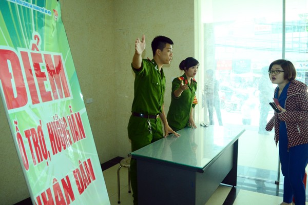 Cán bộ chiến sỹ Công an Hà Nội chào người dân khi vào giờ làm việc và phục vụ nhân dân ảnh 3 Cán bộ chiến sỹ Công an Hà Nội chào người dân khi vào giờ làm việc và phục vụ nhân dân ảnh 3