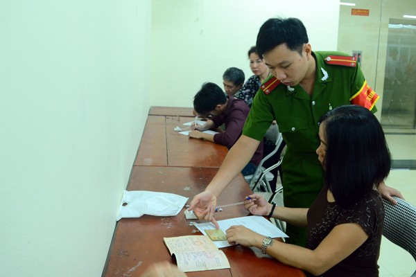 Cán bộ chiến sỹ Công an Hà Nội chào người dân khi vào giờ làm việc và phục vụ nhân dân ảnh 8 Cán bộ chiến sỹ Công an Hà Nội chào người dân khi vào giờ làm việc và phục vụ nhân dân ảnh 8