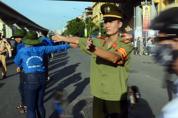 Thanh niên Công an Hà Nội đội nắng tiếp sức mùa thi ảnh 2 Thanh niên Công an Hà Nội đội nắng tiếp sức mùa thi ảnh 2